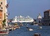 Cruiseschip in de haven van Venetië