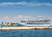 Cruiseschip in de haven van Piraeus