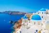 Mooie witte huizen met blauwe daken op Santorini