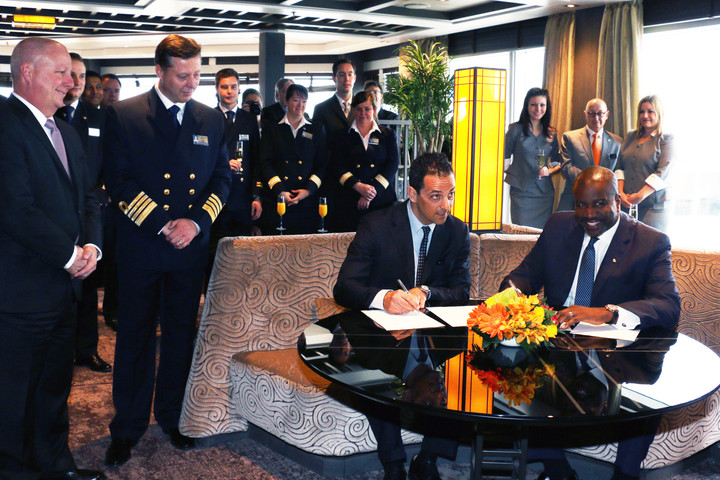 Ondertekening aan boord van ms Koningsdam